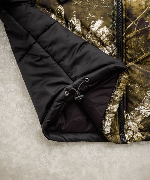 HUF（ハフ）の「HUF ハフ SEQUOIA PUFFER JACKET  REALTREE SEQUOIA PUFFER オーバーサイズワンポイントロゴ中綿ジャケット（ダウンジャケット/コート・メンズ・リアルツリーカモ/ブラック・M/L/XL）」の7枚目の写真