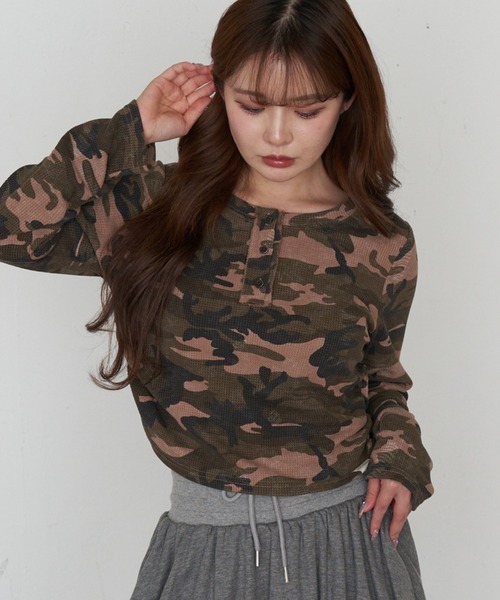 RAY CASSIN（レイカズン）の「迷彩ワッフルヘンリーTシャツ（Tシャツ/カットソー・レディース・ベージュ/ブラウン/カーキ・FREE）」の2枚目の写真