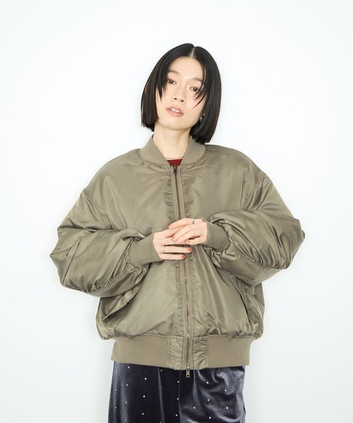 Mac-House(マックハウス)の「中綿MA-1ジャケット(ブルゾン・レディース・ブラック/カーキ・FREE)」の2枚目の写真