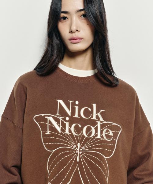 NICK&NICOLE（ニックアンドニコール）の「VOLUME BUTTERFLY SIGNATURE SWEATSHIRT_BROWN CREAM（スウェット・レディース・その他・FREE）」の4枚目の写真