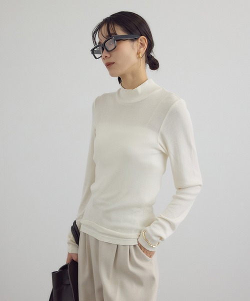 SALON adam et rope'(サロン アダム エ ロペ)の「Hug Silkハイネックプルオーバー(Tシャツ/カットソー・レディース・ブラック/レッド/ホワイト・FREE)」の2枚目の写真