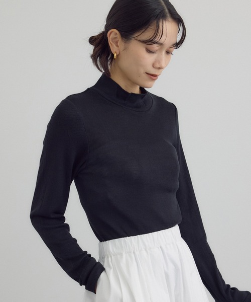 SALON adam et rope'(サロン アダム エ ロペ)の「Hug Silkハイネックプルオーバー(Tシャツ/カットソー・レディース・ブラック/レッド/ホワイト・FREE)」の13枚目の写真