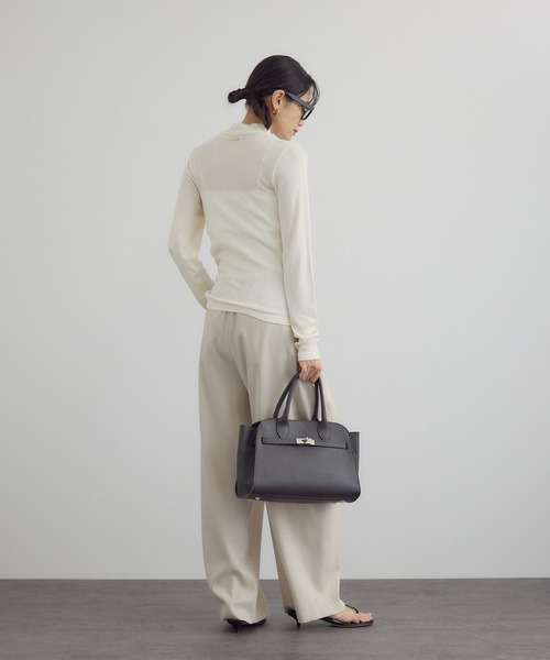 SALON adam et rope'(サロン アダム エ ロペ)の「Hug Silkハイネックプルオーバー(Tシャツ/カットソー・レディース・ブラック/レッド/ホワイト・FREE)」の14枚目の写真