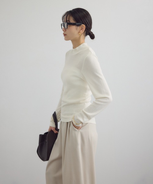 SALON adam et rope'(サロン アダム エ ロペ)の「Hug Silkハイネックプルオーバー(Tシャツ/カットソー・レディース・ブラック/レッド/ホワイト・FREE)」の15枚目の写真