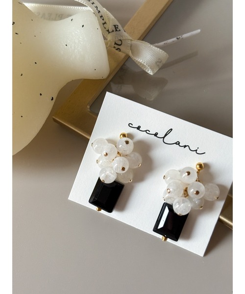 tone(トーン)の「【cocolani】天然石とカットガラスの揺れる小さめピアス(MA)(ピアス(両耳用)・レディース・ホワイト×ブラック/ブルー系その他/イエロー系その他/グリーン系その他・FREE)」の3枚目の写真