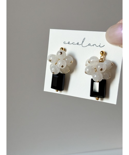 tone(トーン)の「【cocolani】天然石とカットガラスの揺れる小さめピアス(MA)(ピアス(両耳用)・レディース・ホワイト×ブラック/ブルー系その他/イエロー系その他/グリーン系その他・FREE)」の6枚目の写真