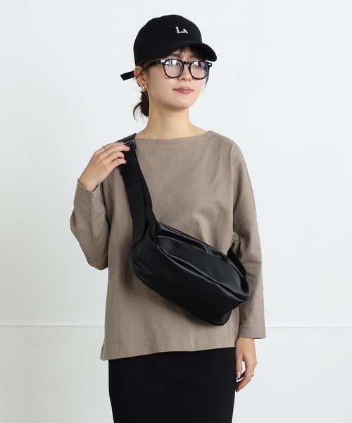 ALTROSE(アルトローズ)の「【500mlペットボトル可】2WAY ショルダー ボディバッグ フェイクレザー(ショルダーバッグ・レディース・ブラック/ブラウン・FREE)」の4枚目の写真