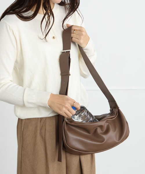 ALTROSE(アルトローズ)の「【500mlペットボトル可】2WAY ショルダー ボディバッグ フェイクレザー(ショルダーバッグ・レディース・ブラック/ブラウン・FREE)」の17枚目の写真