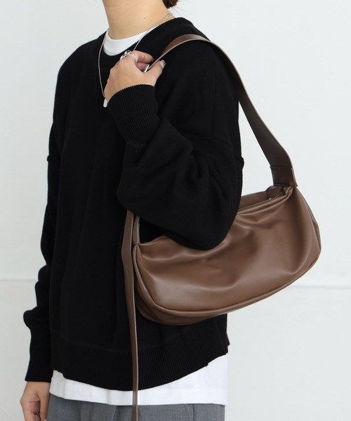 ALTROSE(アルトローズ)の「【500mlペットボトル可】2WAY ショルダー ボディバッグ フェイクレザー(ショルダーバッグ・レディース・ブラック/ブラウン・FREE)」の18枚目の写真