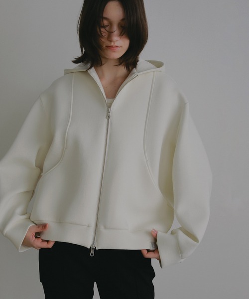 MANOF(マノフ)の「LOGO ROUND HOODIE(パーカー・レディース・アイボリー/チャコールグレー・F)」の2枚目の写真
