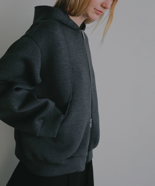 MANOF(マノフ)の「LOGO ROUND HOODIE(パーカー・レディース・アイボリー/チャコールグレー・F)」の18枚目の写真