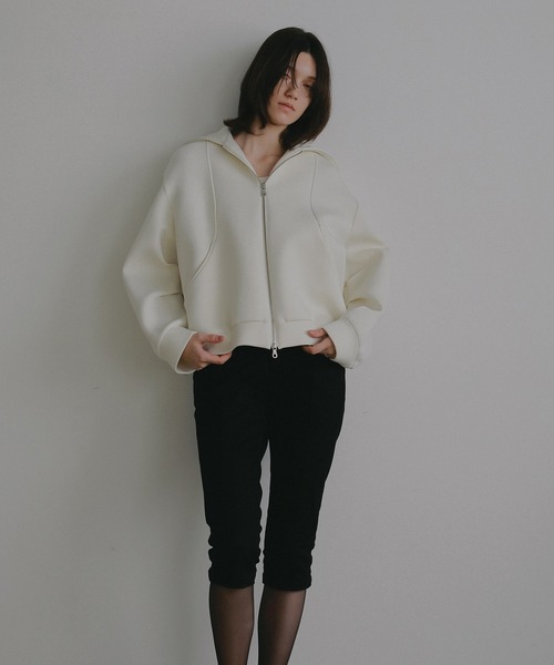 MANOF(マノフ)の「LOGO ROUND HOODIE(パーカー・レディース・アイボリー/チャコールグレー・F)」の5枚目の写真