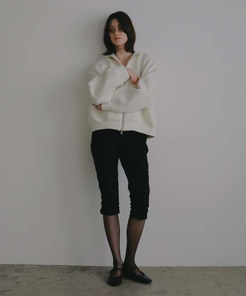 MANOF(マノフ)の「LOGO ROUND HOODIE(パーカー・レディース・アイボリー/チャコールグレー・F)」の6枚目の写真