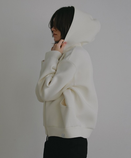 MANOF(マノフ)の「LOGO ROUND HOODIE(パーカー・レディース・アイボリー/チャコールグレー・F)」の9枚目の写真