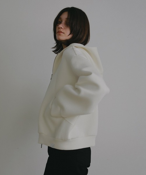 MANOF(マノフ)の「LOGO ROUND HOODIE(パーカー・レディース・アイボリー/チャコールグレー・F)」の7枚目の写真