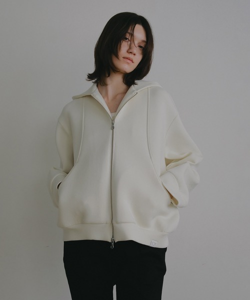 MANOF(マノフ)の「LOGO ROUND HOODIE(パーカー・レディース・アイボリー/チャコールグレー・F)」の3枚目の写真
