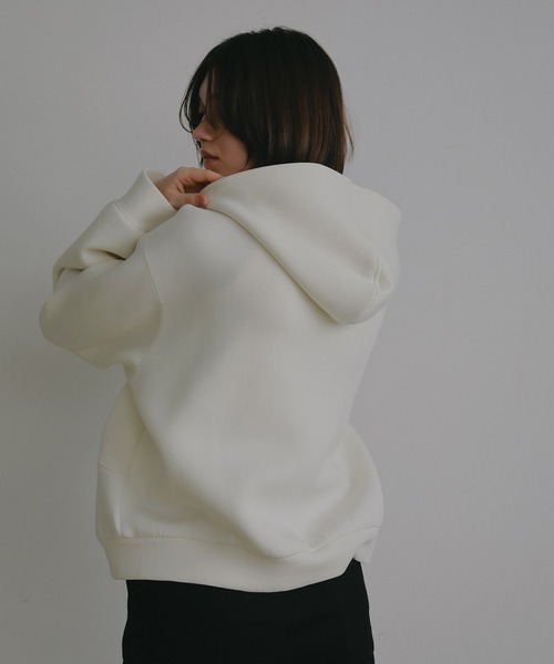 MANOF(マノフ)の「LOGO ROUND HOODIE(パーカー・レディース・アイボリー/チャコールグレー・F)」の10枚目の写真