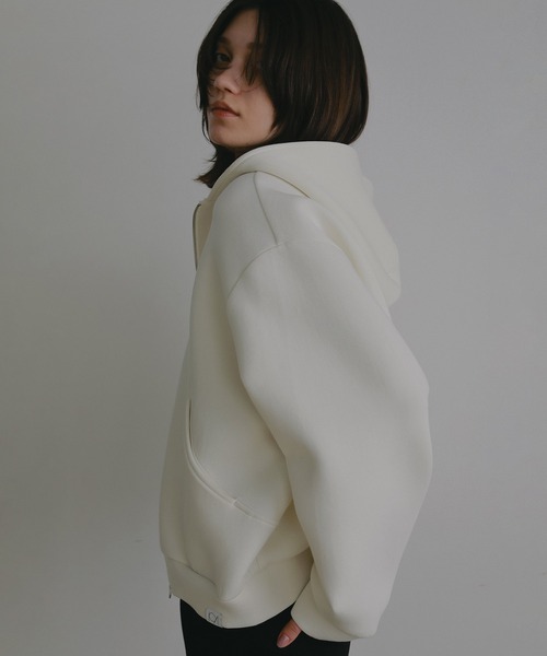MANOF(マノフ)の「LOGO ROUND HOODIE(パーカー・レディース・アイボリー/チャコールグレー・F)」の4枚目の写真