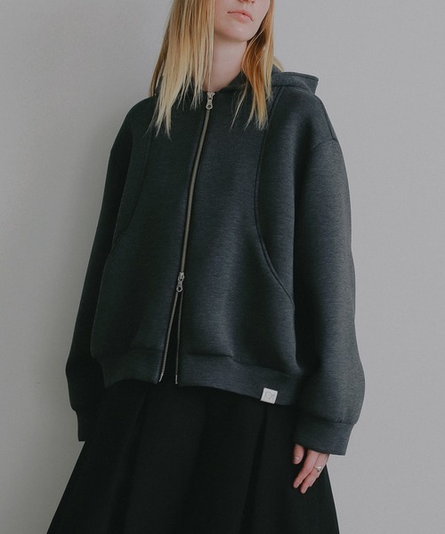 MANOF(マノフ)の「LOGO ROUND HOODIE(パーカー・レディース・アイボリー/チャコールグレー・F)」の15枚目の写真
