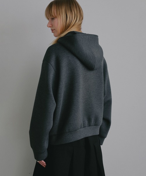 MANOF(マノフ)の「LOGO ROUND HOODIE(パーカー・レディース・アイボリー/チャコールグレー・F)」の16枚目の写真
