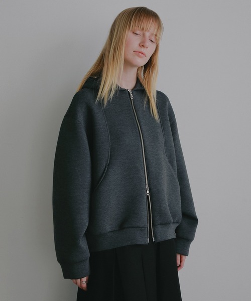 MANOF(マノフ)の「LOGO ROUND HOODIE(パーカー・レディース・アイボリー/チャコールグレー・F)」の13枚目の写真