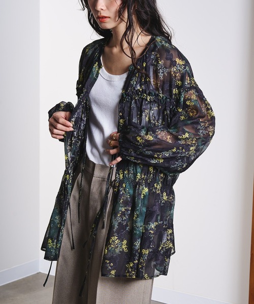 ROSE BUD（ローズバッド）の「FRILL BLOUSE（シャツ/ブラウス・レディース・ブラック/ホワイト・ONE SIZE）」の2枚目の写真