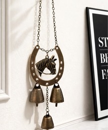 NOLITA LABORATORY（ノリータラボラトリー）の「【 NOLITA / ノリータ 】ホースシュー ベルチャイム 真鍮調 合金製 3連ベル ガーデンオーナメント 風鈴 ウィンドチャイム 壁掛け インテリア アートクラフト用（インテリア雑貨）」