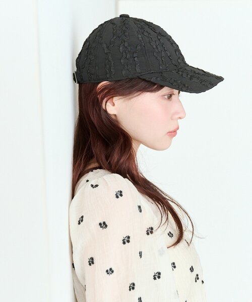 Kastane（カスタネ）の「ランダムフリルキャップ（キャップ・レディース・アイボリー/ブラック・FREE）」の2枚目の写真