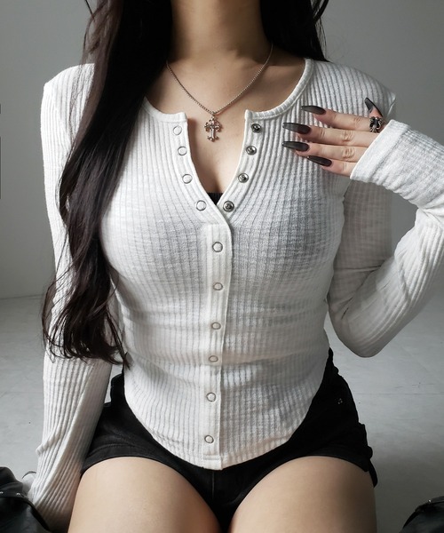 me+em select(ミームセレクト)の「【 3color 】スナップボタンタイトリブカットソートップス / snap button tight ribbed cutsew tops(Tシャツ/カットソー・レディース・ブラック/グレー/ホワイト・FREE)」の1枚目の写真