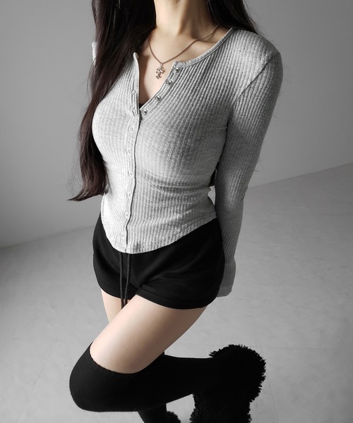 me+em select(ミームセレクト)の「【 3color 】スナップボタンタイトリブカットソートップス / snap button tight ribbed cutsew tops(Tシャツ/カットソー・レディース・ブラック/グレー/ホワイト・FREE)」の13枚目の写真