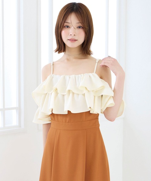 Elishe(エリシェ)の「オフショルフリルワンピース(ワンピース・レディース・オレンジ/グレイッシュベージュ/ネイビー・1/0)」の6枚目の写真