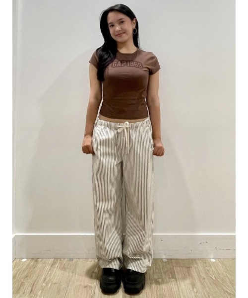 GAP(ギャップ)の「Gap1969 コットン ジャージー フィット クロップド グラフィックTシャツ(Tシャツ/カットソー・レディース・ホワイト/ピンク/ブラウン・XL/L/M/S/XS/XXS)」の9枚目の写真