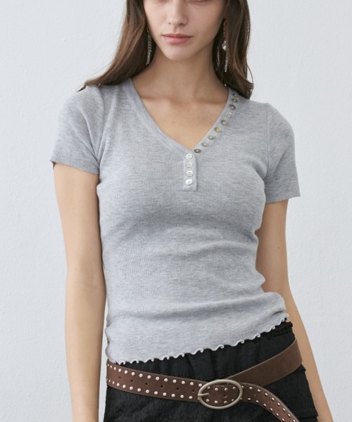 Rohwel(ローウェル)の「Shell Button Short Sleeve Knit / シェルボタンショートスリーブニット(Tシャツ/カットソー・レディース・ホワイト/イエロー/グレー・FREE)」の1枚目の写真