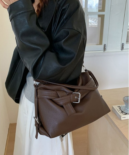 FREE STYLISTS(フリー スタイリスト)の「Y2K ストラップ付2TYPEベルトビッグショルダーバッグ(ショルダーバッグ・レディース・ブラック/ダークブラウン・FREE)」の7枚目の写真