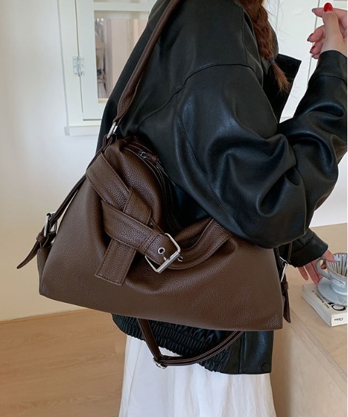 FREE STYLISTS(フリー スタイリスト)の「Y2K ストラップ付2TYPEベルトビッグショルダーバッグ(ショルダーバッグ・レディース・ブラック/ダークブラウン・FREE)」の8枚目の写真