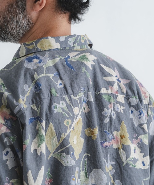 quadro（クオドロ）の「綿麻シーチング花柄ptオープン半袖シャツ（シャツ/ブラウス・メンズ・グレー・MEDIUM/LARGE）」の7枚目の写真
