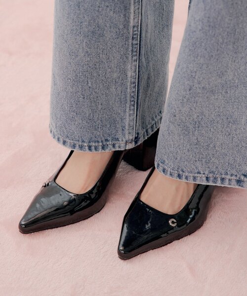 Chico(チコ)の「チャーム付きブロックヒールミュール(パンプス・レディース・ピンク/ブラック・LARGE/MEDIUM/SMALL)」の2枚目の写真
