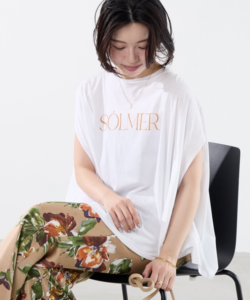 MICA&DEAL(マイカ&ディール)の「"SOLMER"ロゴフレアスリーブTシャツ(Tシャツ/カットソー・レディース・ホワイト/チャコールグレー/ブラウン・FREE)」の2枚目の写真