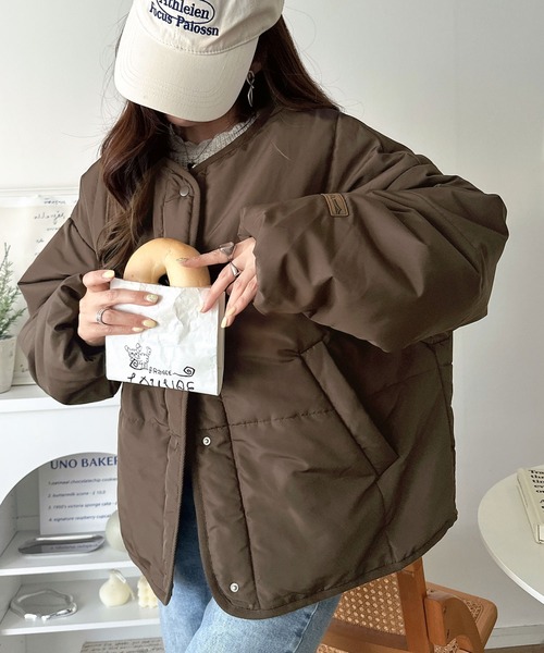 Java(ジャバ)の「《JaVa ジャバコラボ》軽やかに羽織って旬顔。大人のノーカラー中綿ショート丈ブルゾン(ブルゾン・レディース・ブラウン/ブラック/カーキ/アイボリー・SMALL/MEDIUM/X-LARGE/LARGE)」の19枚目の写真