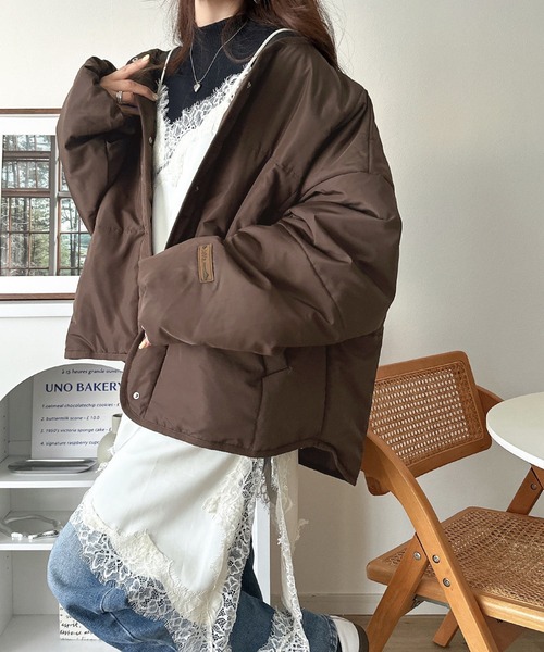 Java(ジャバ)の「《JaVa ジャバコラボ》軽やかに羽織って旬顔。大人のノーカラー中綿ショート丈ブルゾン(ブルゾン・レディース・ブラウン/ブラック/カーキ/アイボリー・SMALL/MEDIUM/X-LARGE/LARGE)」の18枚目の写真