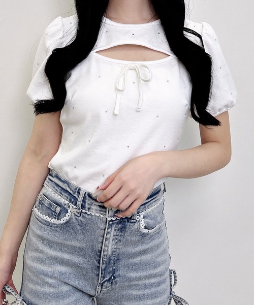 INGNI(イング)の「ラインストーン飛ばしデコルテオープンリボンリブトップス(Tシャツ/カットソー・レディース・オフホワイト/ブラック/ライトピンク・M)」の4枚目の写真