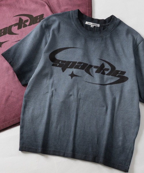 JOHN'S CLOSET(ジョンズクローゼット)の「【13】スプレー加工 フロントロゴ テレコTシャツ(Tシャツ/カットソー・メンズ・チャコールグレー/ピンク/ホワイト・LARGE/MEDIUM)」の2枚目の写真