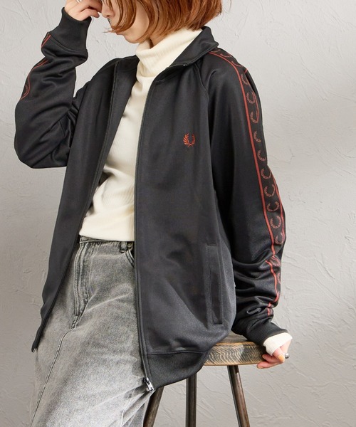 FRED PERRY（フレッドペリー）の「【WEB限定】[FRED PERRY/フレッドペリー] コントラストテープ トラックジャケット（ジャージ・レディース・ブラック/ダークブラウン・L/M/S/XL）」の2枚目の写真