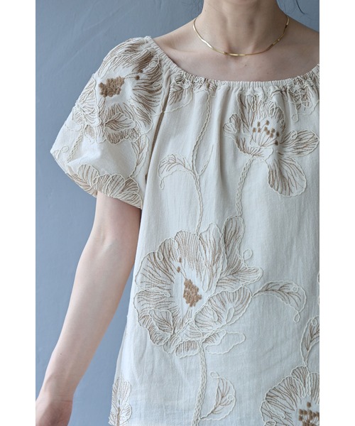 大輪の花刺繍パフスリーブプルオーバートップス（シャツ/ブラウス