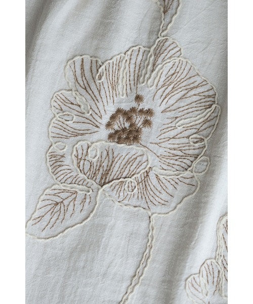 cawaii(カワイイ)の「大輪の花刺繍パフスリーブプルオーバートップス(シャツ/ブラウス・レディース・ベージュ・FREE)」の2枚目の写真