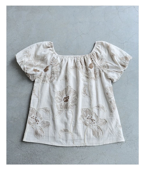 cawaii(カワイイ)の「大輪の花刺繍パフスリーブプルオーバートップス(シャツ/ブラウス・レディース・ベージュ・FREE)」の11枚目の写真