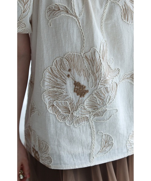 cawaii(カワイイ)の「大輪の花刺繍パフスリーブプルオーバートップス(シャツ/ブラウス・レディース・ベージュ・FREE)」の13枚目の写真