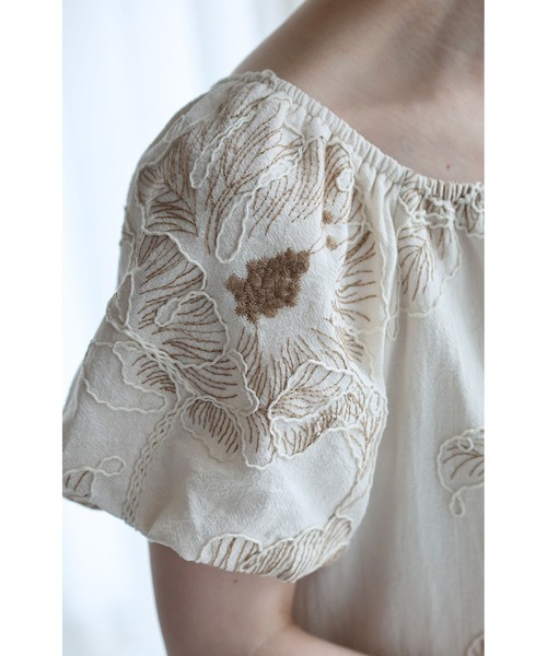 cawaii(カワイイ)の「大輪の花刺繍パフスリーブプルオーバートップス(シャツ/ブラウス・レディース・ベージュ・FREE)」の16枚目の写真