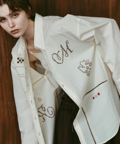 Knuth Marf（クヌースマーフ）の「embroidered shirt(unisex)（シャツ/ブラウス・レディース・ストライプ/アイボリー・FREE）」の7枚目の写真