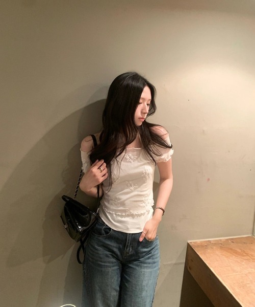 Doula Doula(ドゥーラドゥーラ)の「刺繍入りオフショルシアートップス&インナーキャミソールセット(Tシャツ/カットソー・レディース・ブラック/ホワイト・FREE)」の12枚目の写真